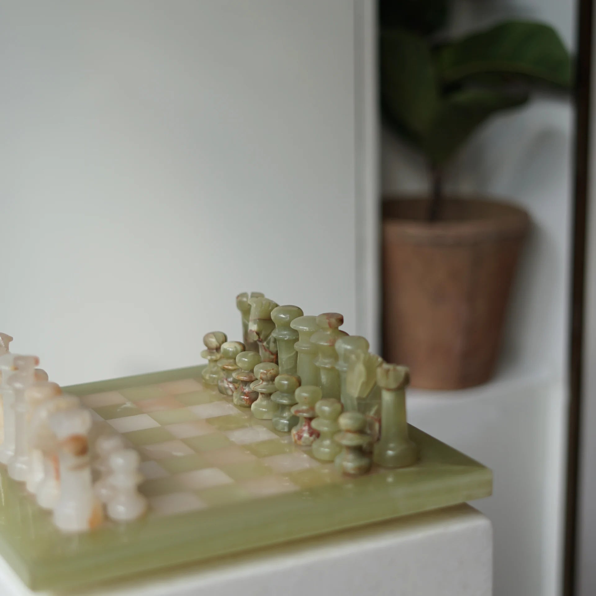 Prachtig groen-crème marmeren schaakspel