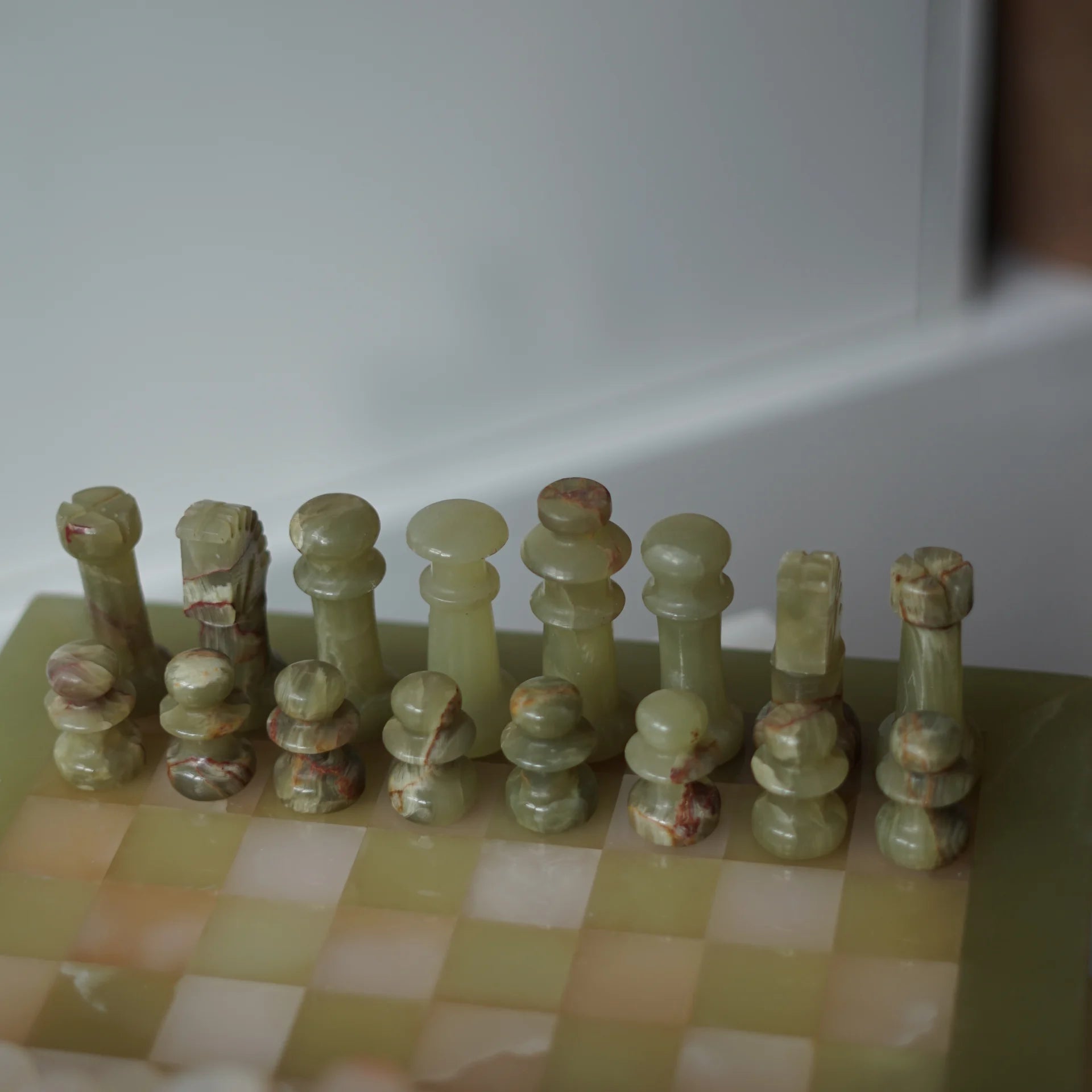 Prachtig groen-crème marmeren schaakspel