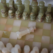 Prachtig groen-crème marmeren schaakspel