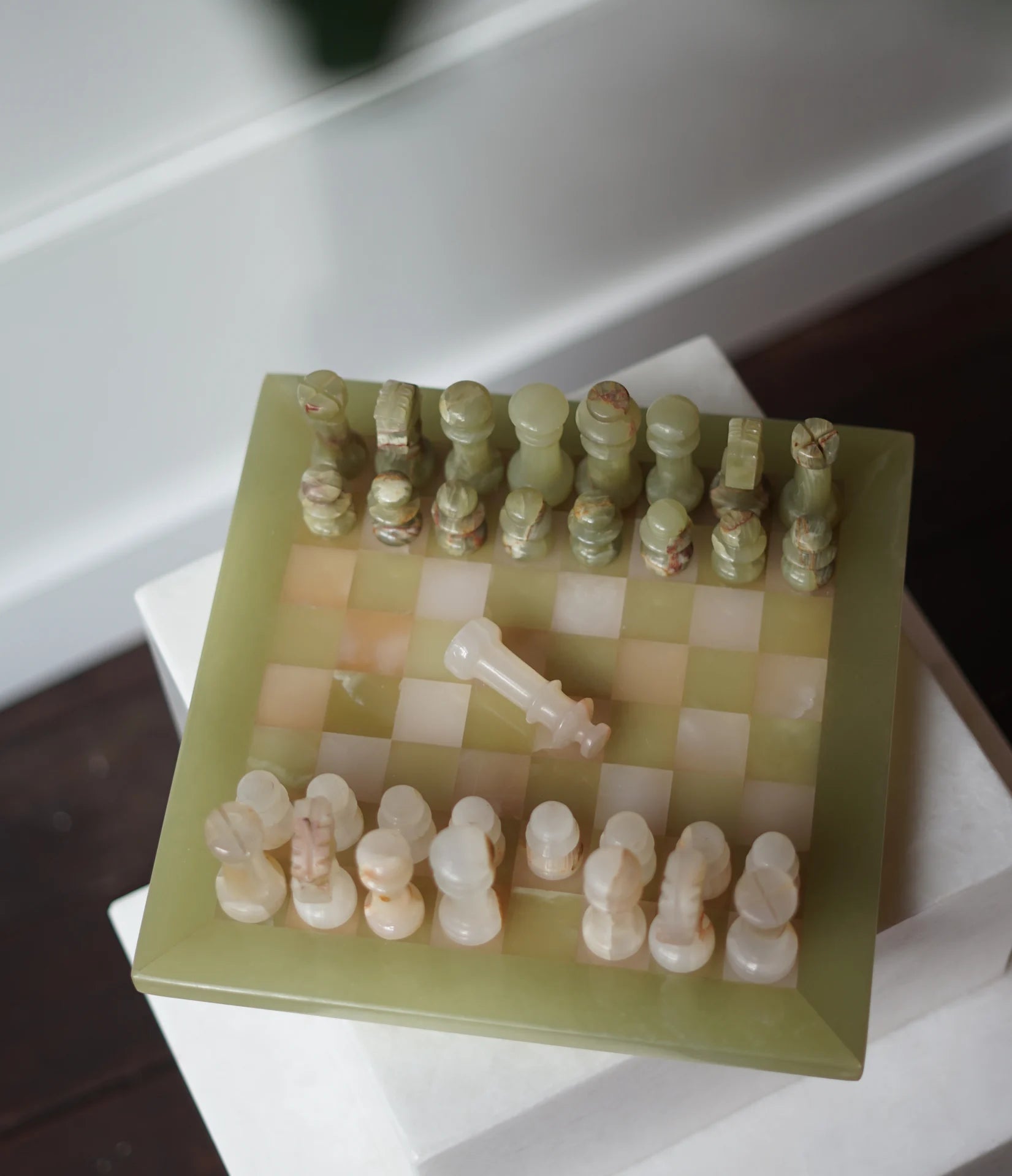 Prachtig groen-crème marmeren schaakspel