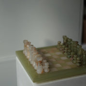 Prachtig groen-crème marmeren schaakspel