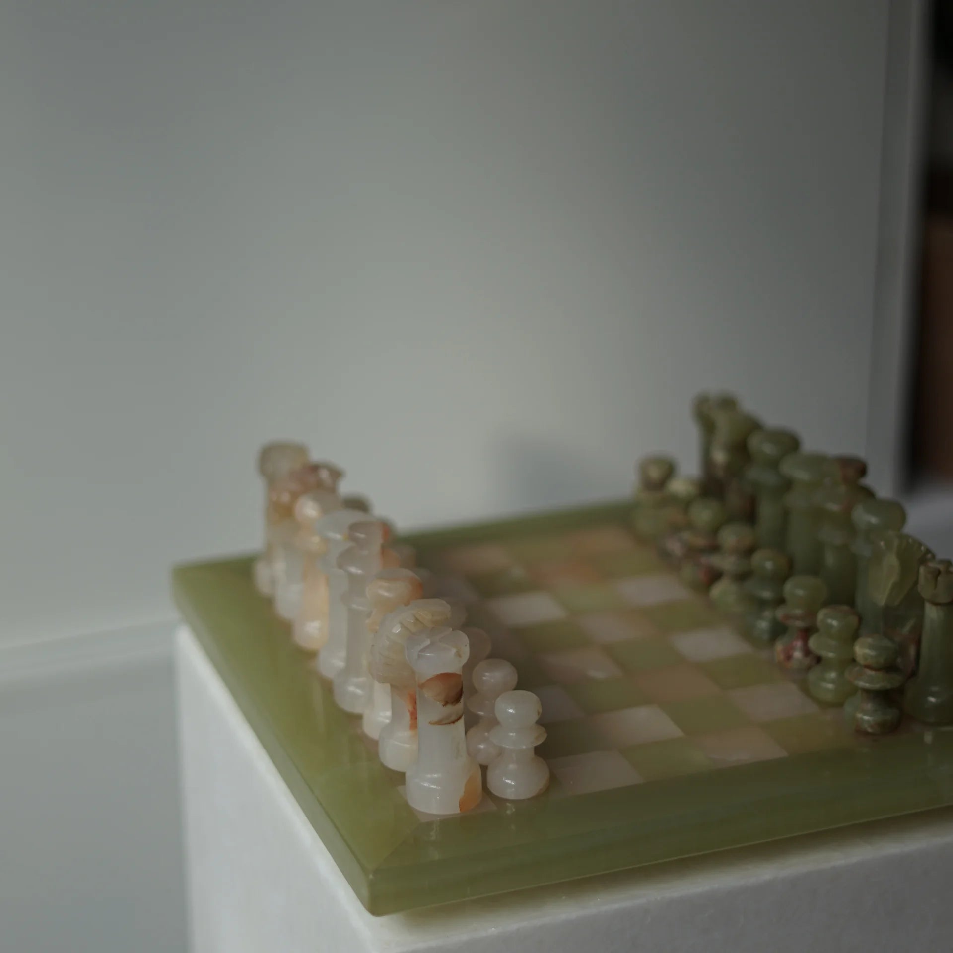 Prachtig groen-crème marmeren schaakspel