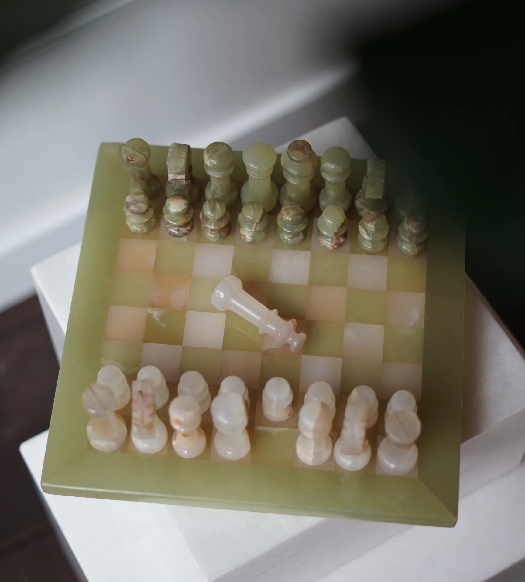 Prachtig groen-crème marmeren schaakspel