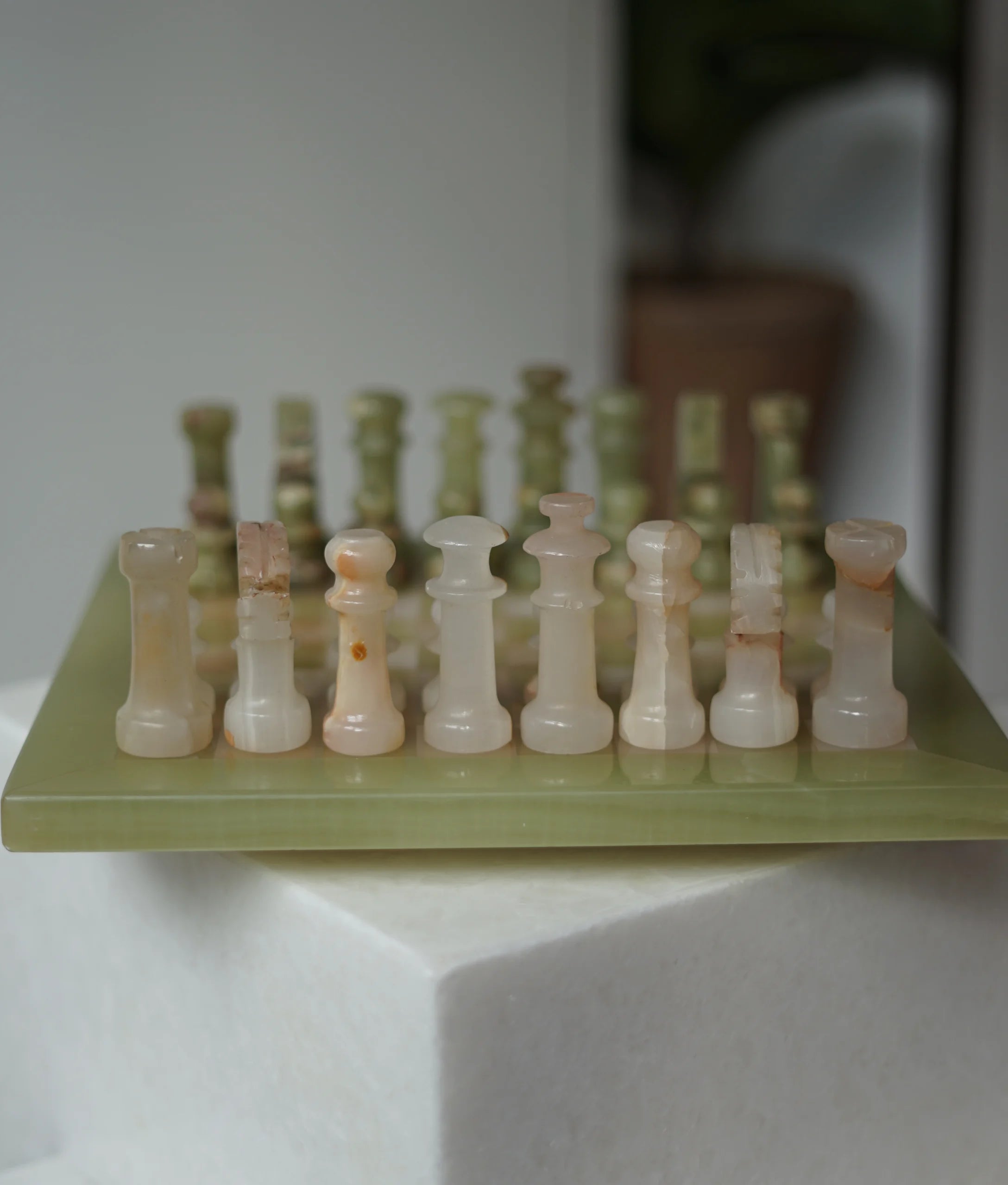 Prachtig groen-crème marmeren schaakspel